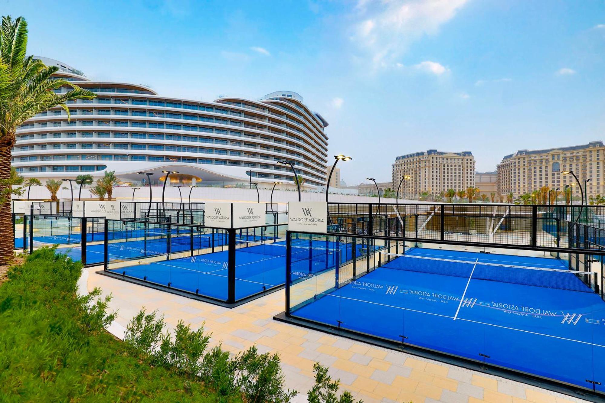Waldorf Astoria Doha Lusail ภายนอก รูปภาพ The paddle tennis courts at the complex