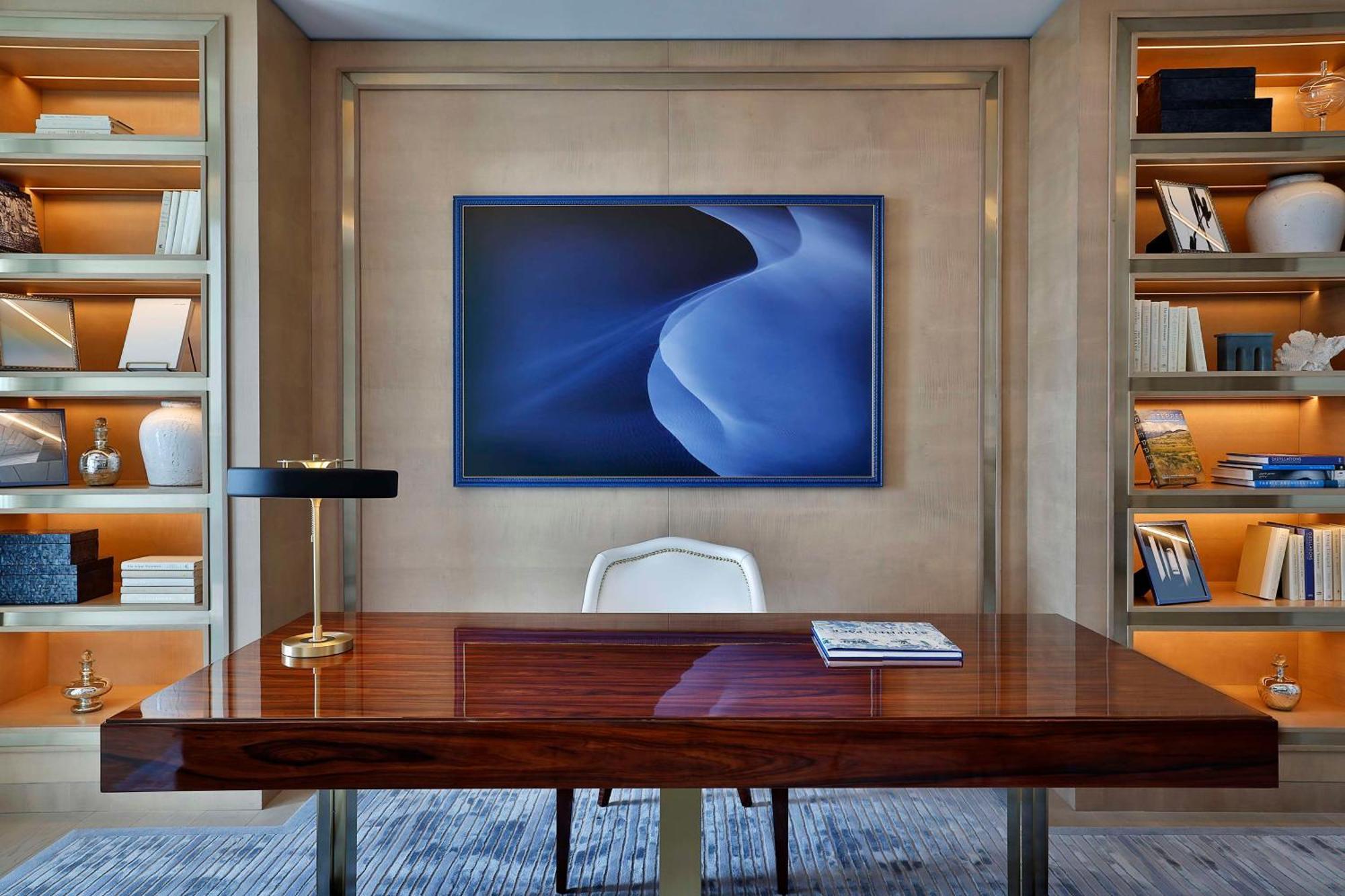 Waldorf Astoria Doha Lusail ภายนอก รูปภาพ A work space in a suite at The Ritz-Carlton, Boston