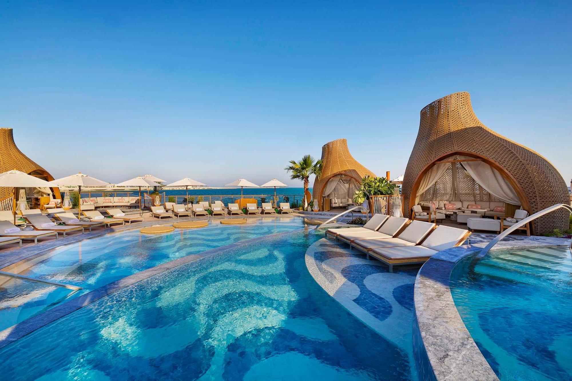 Waldorf Astoria Doha Lusail ภายนอก รูปภาพ The resort's pool